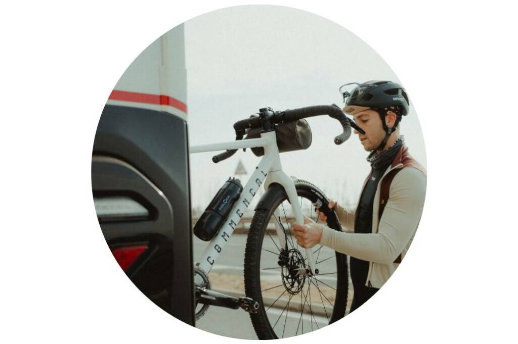 Un vélo tout-terrain rangé dans la soute du camping-car compact X250 Challenger, parfait pour les amateurs de VTT, enduro ou vélo électrique.