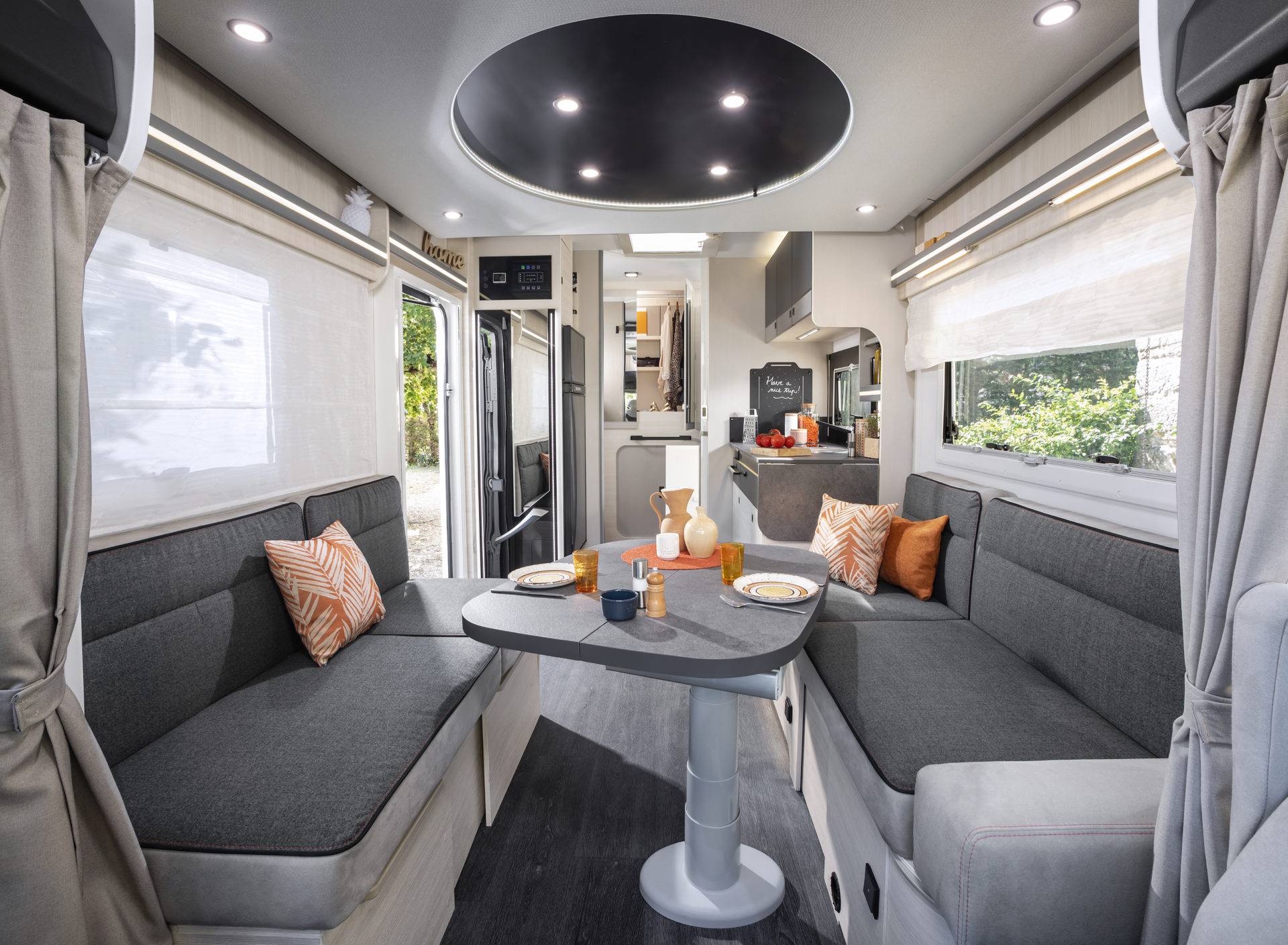 Intérieur camping-car Profilé Graphite ultimate Challenger 2023