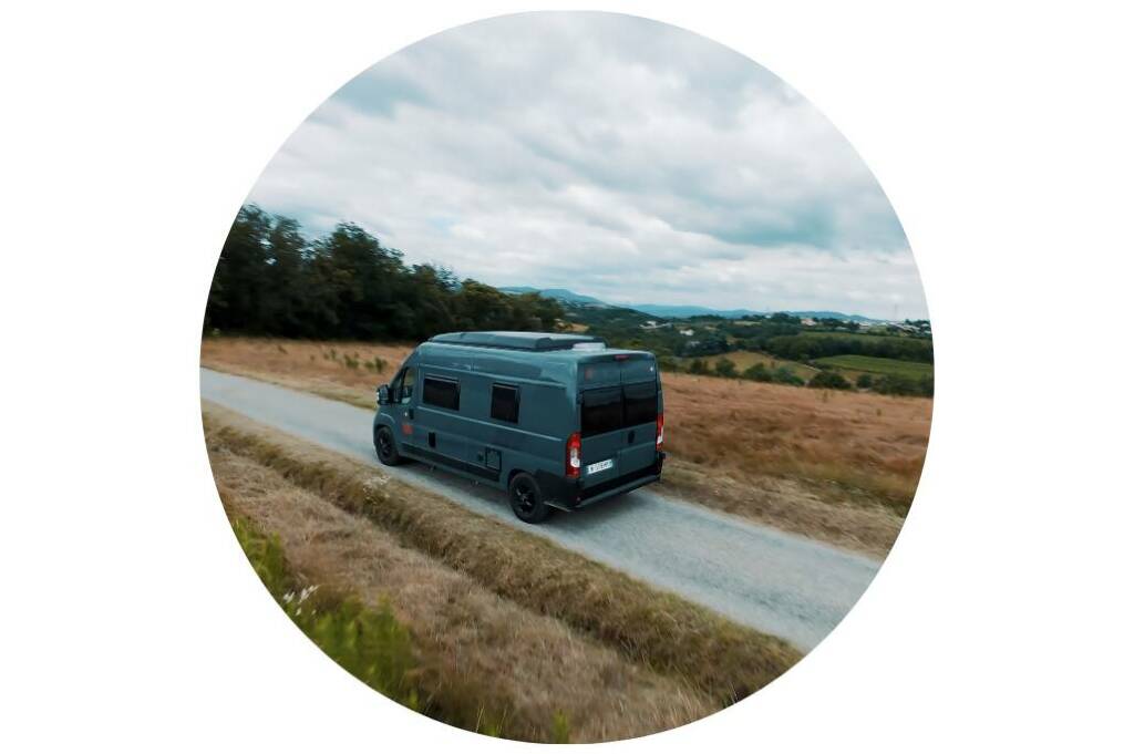 Le van compact F&S Challenger parcourt les routes, alliant confort, compacité et plaisir de conduite pour des escapades sans limites.