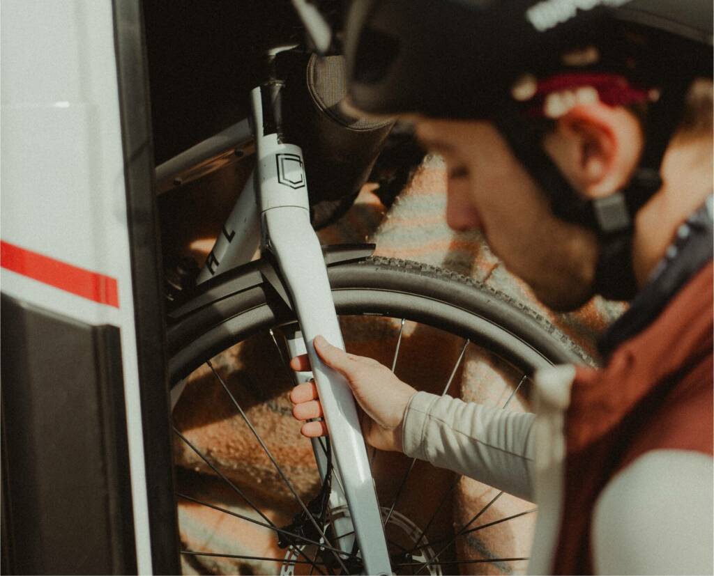 Alex Rudeau, champion du monde d’enduro, en balade avec le camping-car compact X250 Challenger, entre performance et esprit outdoor.